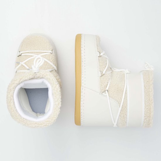 Witte dames moonboots van British Knights met beige suède en teddy voering. Zijaanzicht en bovenaanzicht.