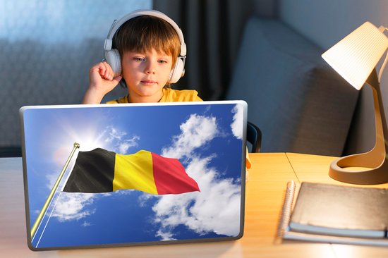 Sticker pour ordinateur portable - 15,6 pouces - Le drapeau de la België flotte dans le ciel
