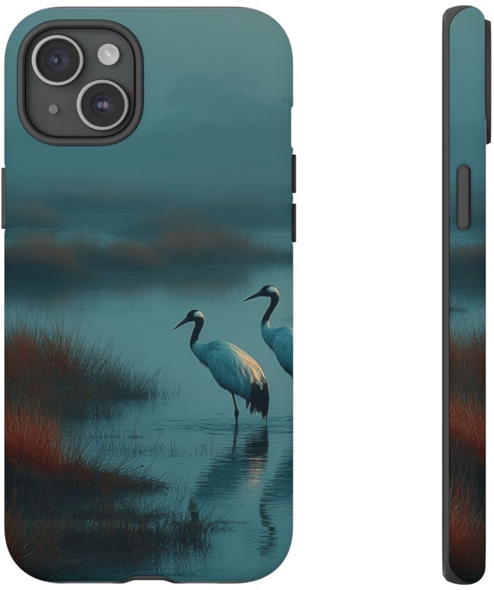 Twee Kraanvogels in Mistig Moeras – Telefoonhoesje Geschikt voor iPhone 15 Plus