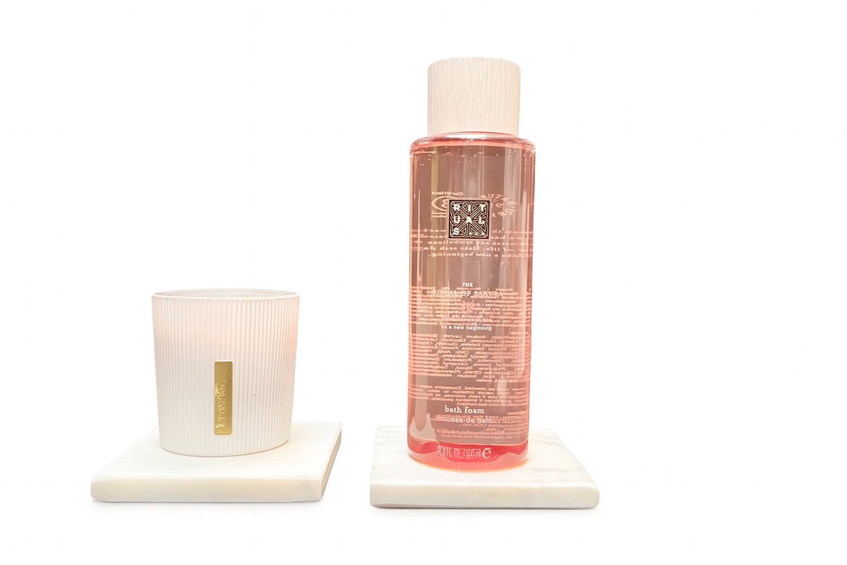 Rituals - Sakura - Bath Set - Candle 140 gram + Bath Foam 500 ml + 2 Hoogwaardig Vierkant Marmeren Plankjes - RITUALS Kaars