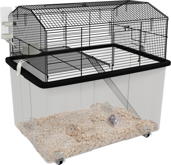 Hamsterkooi met twee hamsters op de bodembedekking, met waterfles aan de zijkant en wieltjes.