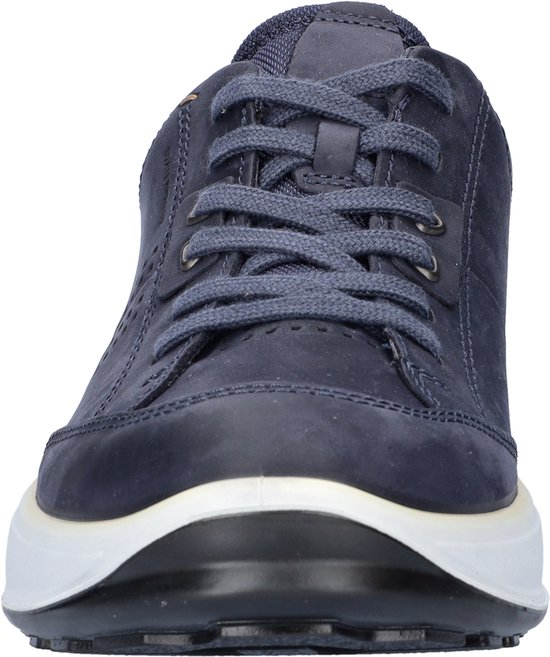 Vooraanzicht van een donkerblauwe Ecco nubuck sneaker met veters en witte zool.