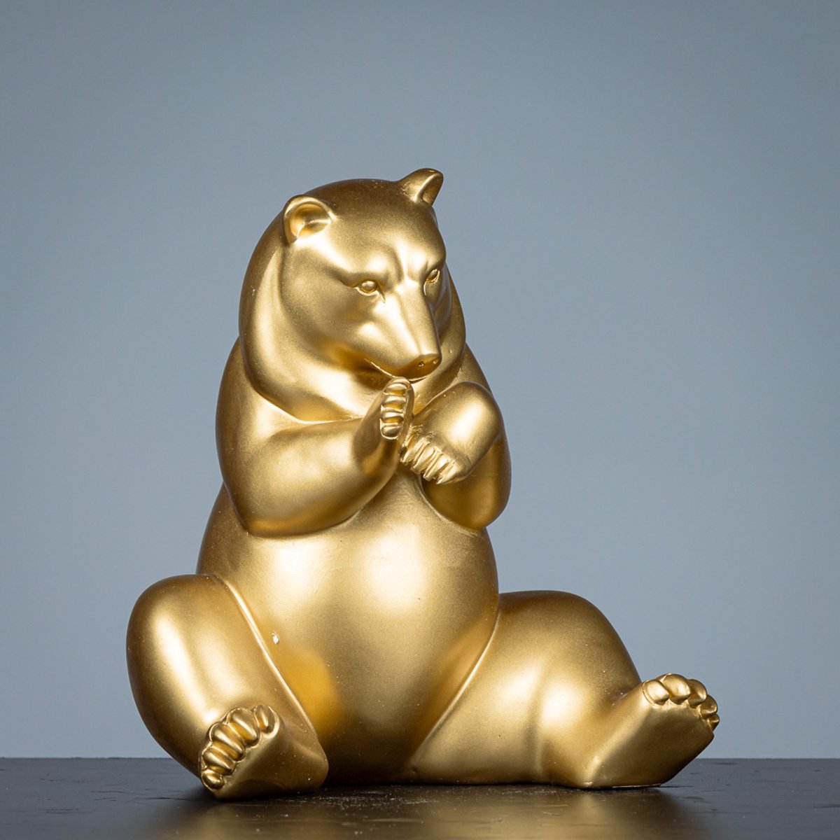 Beeldje van Gouden Zittende Beer – Charmante en Luxe Decoratie met Glans - Glanzende Polyresin
