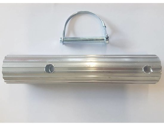 Een aluminium buis met ribbels en een gebogen metalen pen met splitpen.