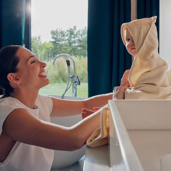 Lionelo Muslin Hooded Baby Towel - Zachte Babyhanddoek met Capuchon van 100% Katoenen Mousseline - Zachte Badcape met Capuchon - Ademend, Hypoallergeen & Irritatievrij - Uitstekende Absorptie - Voor Pasgeborenen & Oudere Kinderen - 75x75 cm van LIONELO — afbeelding 2