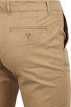 Achterzakdetail van een lichtbruine chino broek met knoop en oranje stiksels.