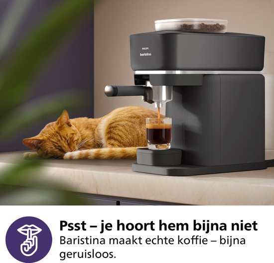 Zwarte Philips Baristina volautomatische espressomachine naast een slapende kat.