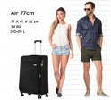 Zwarte CarryOn Air 77cm koffer naast een staande vrouw en man, met afmetingen 77x47x32cm.