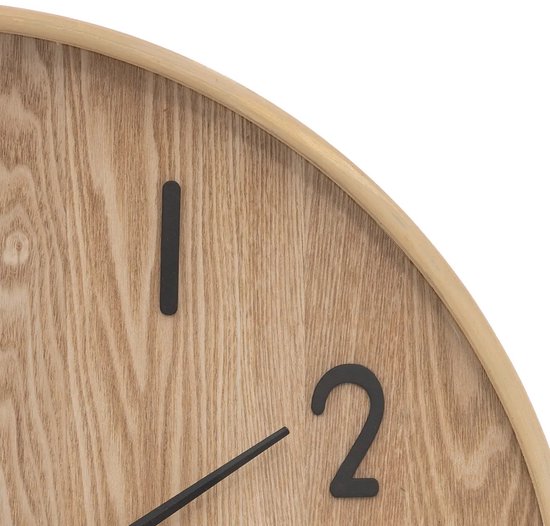 Ronde klok met een houten wijzerplaat, beige met een zichtbare houtnerf. Zwarte cijfers 1 en 2, met zwarte wijzers.