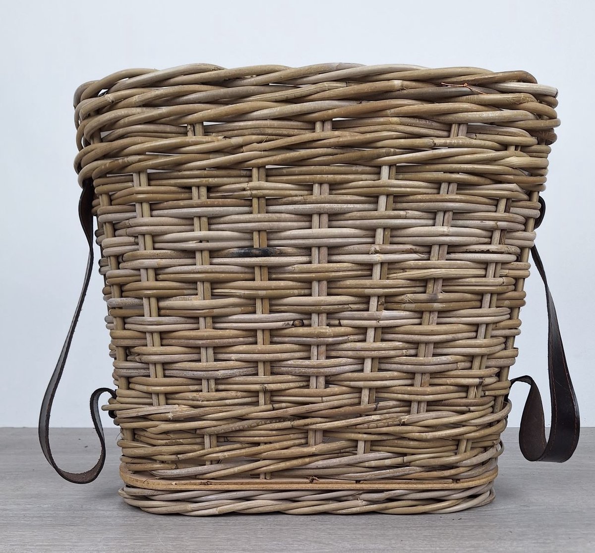 MigoStyling - Plantenmand - Vensterbankmand - breedte 45 cm - Houten bodem - Riet - Rotan - Met Plastic - Met Leren riem