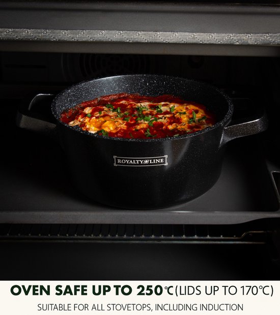 Zwarte kookpot met gerecht erin, in een oven. Pan is ovenbestendig tot 250°C.