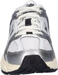 Voorkant van witte New Balance 530 sneakers met zilveren en zwarte accenten.