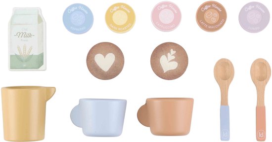 Houten accessoires voor koffiezetapparaat: kannetje, mokken, lepels, melkpak en koffiepads.