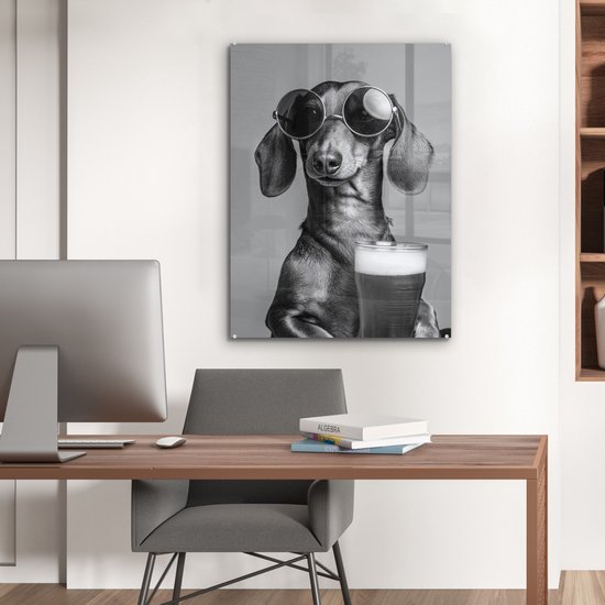 MuchoWow® Glasschilderij 60x80 cm - Schilderij acrylglas - Teckel - Bier - Glas - Bril - Foto op glas - Muurdecoratie woonkamer - Wanddecoratie slaapkamer - Schilderijen
