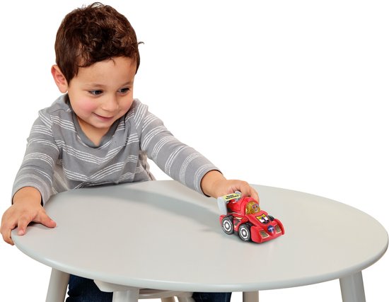 Jongen speelt met een rode VTech raceauto met nummer 1 op de voorkant.