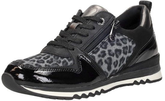 Zwarte sneaker met luipaardprint, lakleer en ritssluiting, met zilverkleurige details.