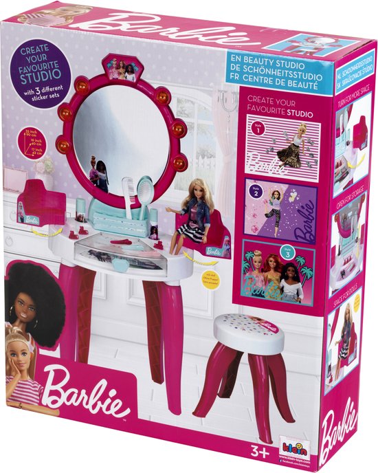 Doos van roze Barbie kaptafel met Barbie's en accessoires.