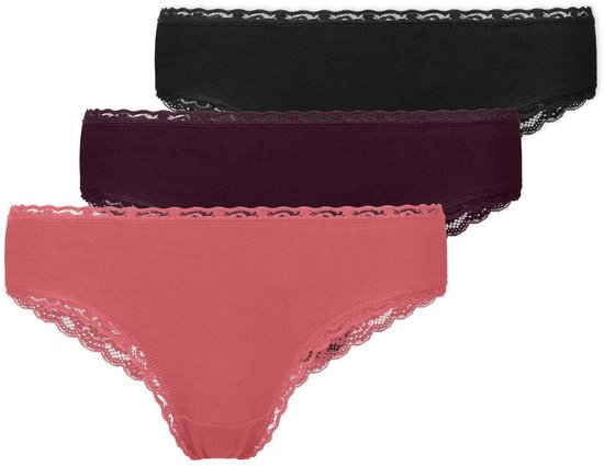 Trois culottes pour femmes alignées : rose, bordeaux et noire, toutes avec des bords en dentelle.