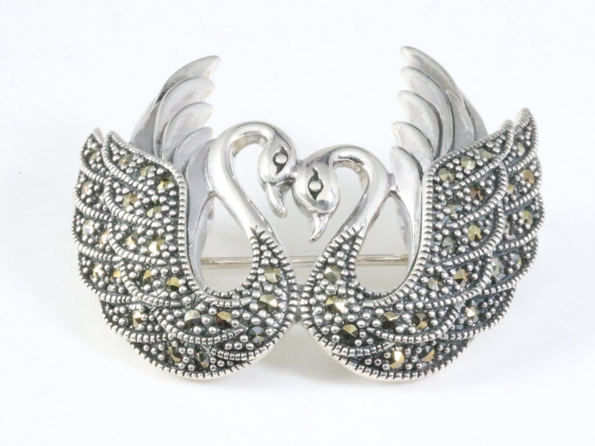 Zilveren zwanen broche met marcasiet