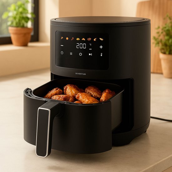 Zwarte Inventum airfryer met digitale display, 200 graden, en een mand gevuld met kipwings.