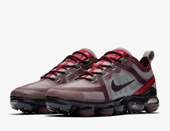 Bordeauxrode Nike Air VaporMax Flyknit 3 sneakers met doorschijnend bovenwerk, zwarte zool en bordeauxrode veters.