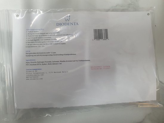 Verpakking met tandbleekgel, met ingrediënten, gebruiksaanwijzing en barcode.