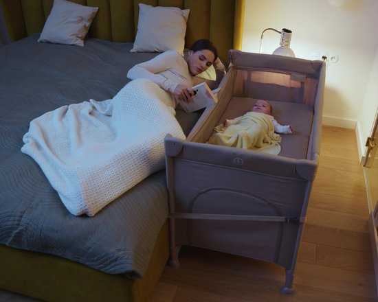 Lionelo Ellen Reisbedje 3 in 1 – Aanschuifbedje, Baby- & Peuterbed - Co-Sleeper -– Campingbed – 2 Matrasposities – Opvouwbaar – Wieltjes met Rem – Inclusief Draagtas – Tot 15 kg