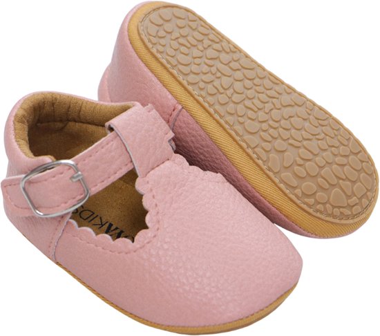 Roze babyschoentjes met gesp, geschulpte randen en rubberen zool.