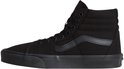 Zijaanzicht van een zwarte Vans SK8-Hi sneaker met veters en een volledig zwarte zool.