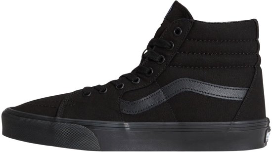 Zijaanzicht van een zwarte Vans SK8-Hi sneaker met veters en een volledig zwarte zool.