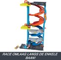 Hot Wheels City Transformerende Racetoren, race omlaag langs de enkelte baan.