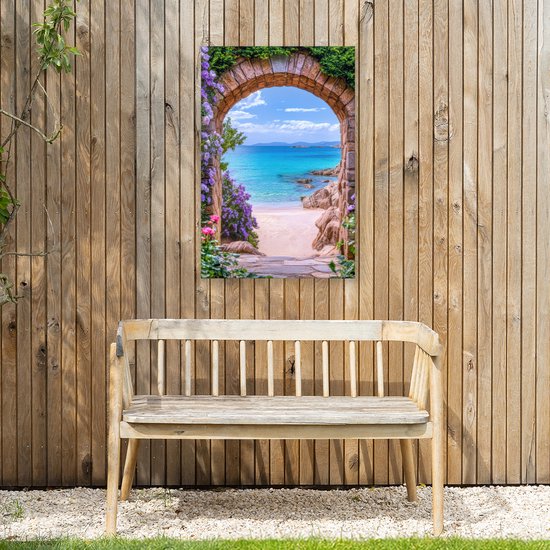 Een stenen boog met paarse bloemen versierd, kijkend naar een zonnig strand met turquoise zee.