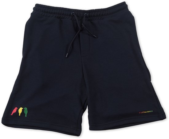 Donkerblauwe shorts met trekkoord, met geborduurde rode, gele en groene vogeltjes aan de linkerpijp en tekst rechts.