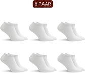 Zes paar witte Sukats enkelsokken gerangschikt in twee rijen van drie.