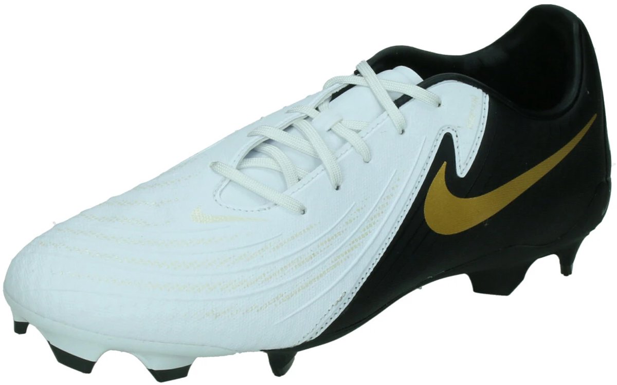 Nike Phantom GX II Academy FG/MG voetbalschoenen in wit en zwart met gouden swoosh, vetersluiting en stretch cover.