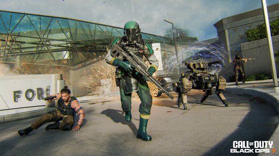 Een soldaat met groene helm en wapen in Call of Duty: Black Ops 7, tijdens een gevecht met explosies.