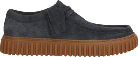 Donkerblauwe suède schoen met veters, bruine rubberen zool en Clarks-label aan de zijkant.