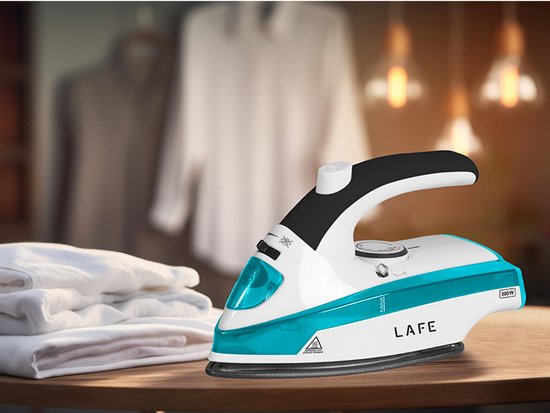 Wit stoomstrijkijzer met turquoise details en zwarte handgreep, naast een stapel witte was.