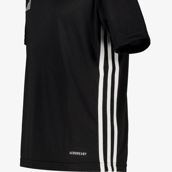 Detail van een zwart adidas sportshirt met witte strepen op de zijkant en AEROREADY tekst.