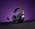 Zwarte HyperX Cloud III S Wireless gaming headset met opgestoken microfoon, op een paarse achtergrond.