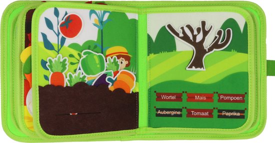 Groen stoffen boek met boerderijthema. Links: kind oogst wortels en paprika's. Rechts: kale boom met groene heuvels en labels met groenten.