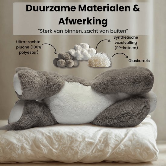 Grijze wolf knuffel op zijn rug, met uitleg over de materialen: pluche, vulling en glasgordels.