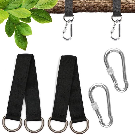 Zwarte ophangriemen met D-ringen en zilveren karabijnclips, bevestigd aan een boomtak en een witte achtergrond.