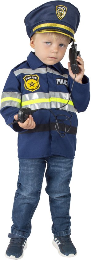 Jongen met blonde haren in politiepak, met pet en walkietalkie in hand.
