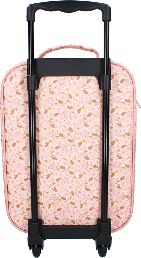 Achterkant van een roze koffer met bloemenprint, met een zwart uittrekbaar handvat en wieltjes.
