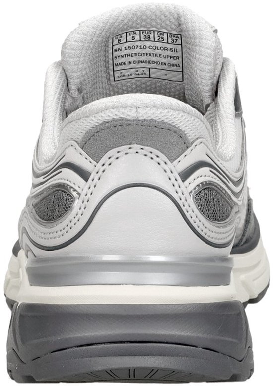 Achterkant van een zilverkleurige Skechers sneaker met "Slip-ins" logo.