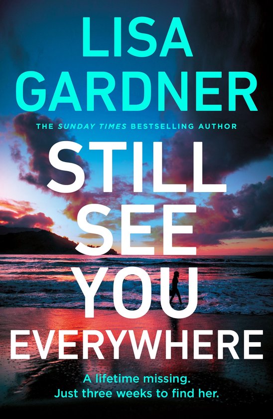 Boekcover met de titel "Still See You Everywhere" van Lisa Gardner. Een strand bij zonsondergang met een persoon die over het zand loopt.