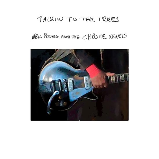 Close-up van een hand met rode polsband die een zilverkleurige gitaar vasthoudt. De titel 'TALKIN TO THE TREES NEIL YOUNG FROM THE CHROME HEARTS' staat erboven.