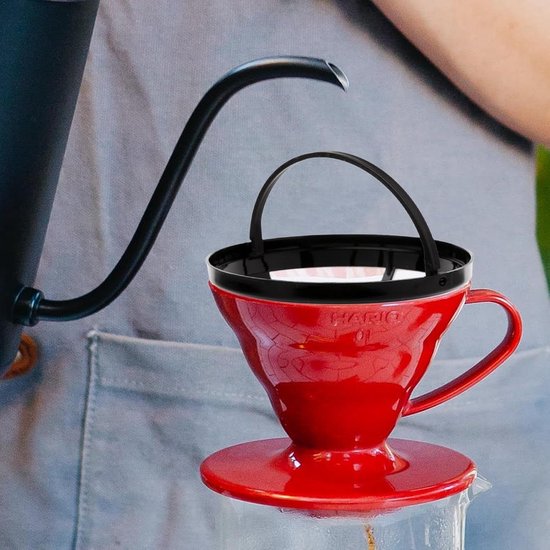 Een zwart herbruikbaar koffiefiltermandje met mesh bodem in een rode Hario filterhouder.