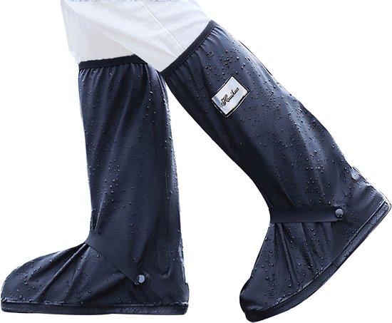 Sur-chaussures hautes bleues foncées avec des gouttelettes d'eau.